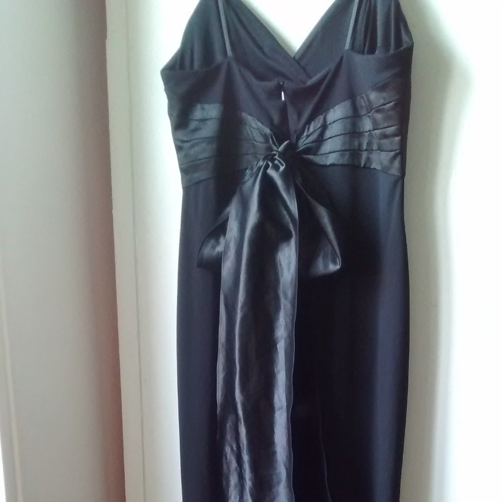 BLACK GOWN - Picture 4 of 8